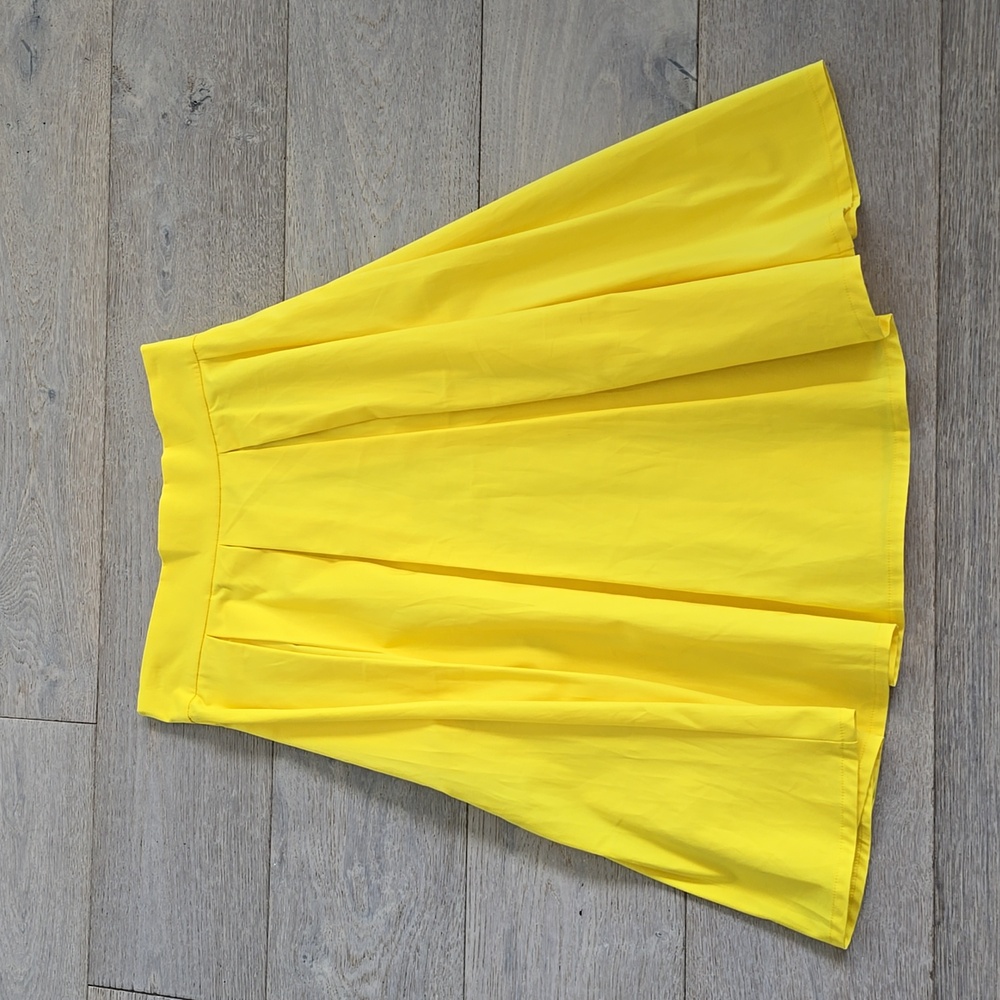 NWT Yellow pleated skirt Size 8